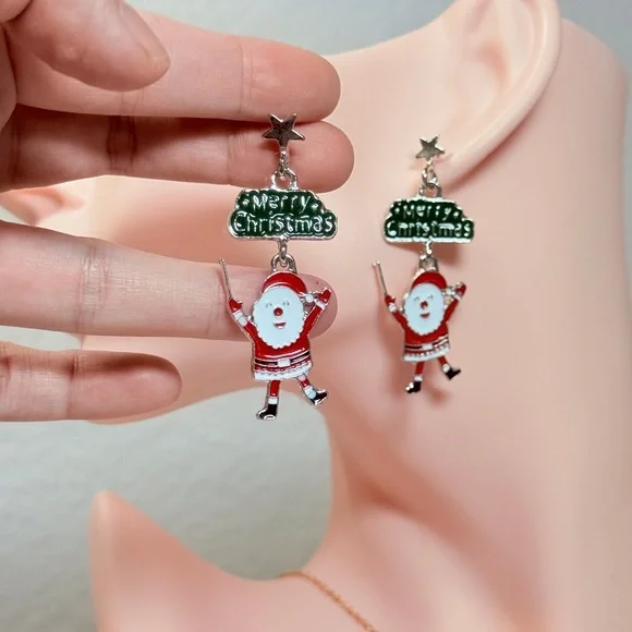 Cute Santa Earrings 🎅🏻 - Picture 6 of 6